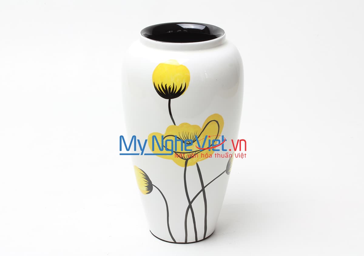 Elegant Lacquerware Vase | Meticulously Crafted Heirloom Artistry